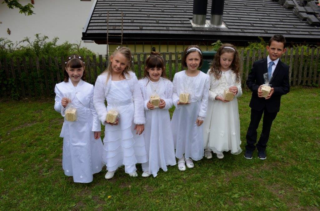 Die Erstkommunionskinder Sara, Leonie, Aylin, Andrea, Maria Giulia und Lars mit ihren Gebetswürfeln. - Erstkommunion und Muttertag in Winnebach