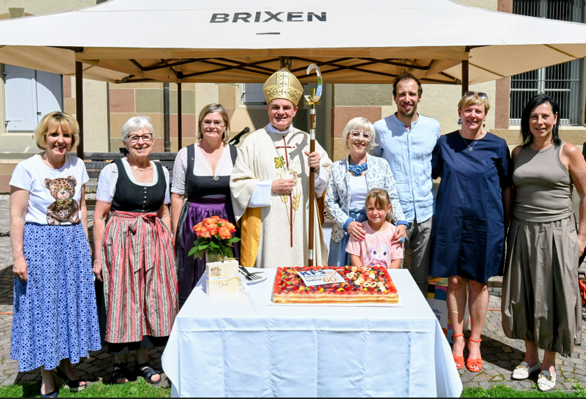 Waltraud Deeg, Angelika Mitterrutzner, Sieglinde Aberham, Bischof Ivo Muser, Manuela Unterthiner Mitterrutzner mit Nichte Viktoria, Julian Stuefer, Samantha Endrizzi und Brixens Stadträtin Bettina Kerer