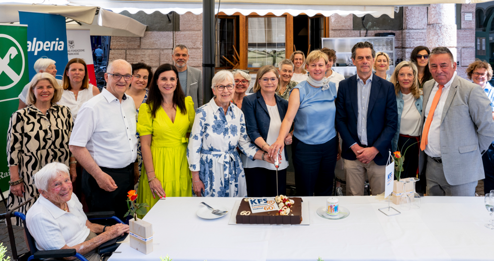 Kuchenanschnitt am 60-jährigen Gründungstag des KFS