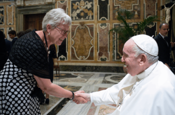 Angelika Mitterrutzner, KFS-Präsidentin wurde vom Papst persönlich begrüßt