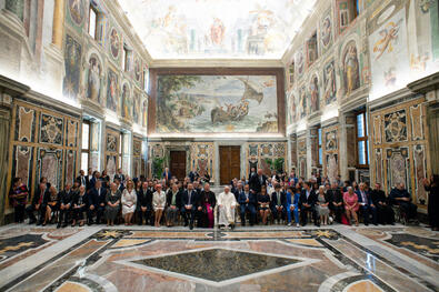 KFS-Präsidentin_Angelika_Mitterrutzner_6._von_rechts_bei_der_Papstaudienz_Foto__Vatican_Media.jpg