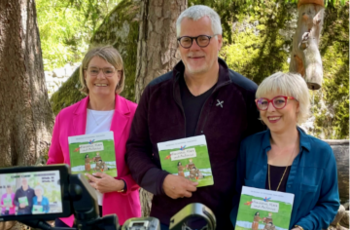 Sieglinde Aberham (KFS Präsidentin) und die Autoren Manuela Unterthiner und Karl Tschurtschenthaler