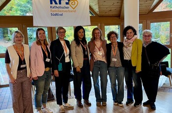 von links nach rechts: Heike Hafner, Astrid Mair, Samantha Endrizzi, Susanna Lechner, Yvonne Thaler, Elisabeth Gabrielli, Silvia Di Panfilo, Beatrix Unterhofer. Foto KFS