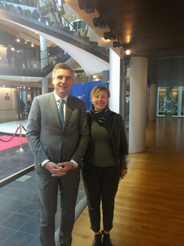 2019 KFS Geschäftsleiterin Samantha Endrizzi mit Herbert Dorfmann in Straßburg