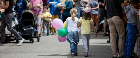 Familienfest Familie feiert Familie