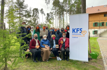 von links: Valentin Mair, Elisabeth Gabrielli, Inge Weiss, Laura Spitaler, Elmar Vigl, Samantha Endrizzi, Alois und Anna Oberschmied, Silvia Dalvai, Beatrix Unterhofer, Judith Ascher, Mathilde Ausserhofer, Adalgisa Marchi, Susanna Lechner. vorne von links: Angelika Mitterrutzner, Gertraud Oberrauch, Waltraud Deeg und Norbert Kofler. Foto © KFS