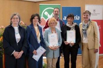 KFS-Präsidentin Sieglinde Aberham und KFS-Geschäftsleiterin Samantha Endrizzi überreichten das Goldene Abzeichen (wird für Mitarbeit im Ausschuss ab 20 Jahren verliehen) an (2. vo li): Margareth Mair, Maria Luise Tratter und Norbert Kofler und das Silberne Abzeichen (Mitarbeit im Ausschuss ab 12 Jahren) an (5. vo li) Ulrike Mittermair Agstner Foto © KFS/Tessaro