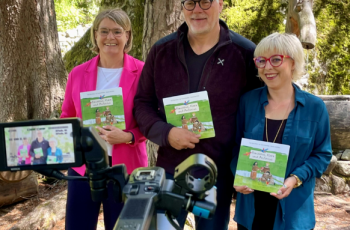 Sieglinde Aberham (KFS Präsidentin) und die Autoren Manuela Unterthiner und Karl Tschurtschenthaler
