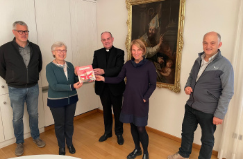 v.l. Karl Tschurtschenthaler, Angelika Mitterrutzner, Bischof Ivo Muser, Ruth Oberschmied und Toni Fiung. Foto © KFS_Beatrix Unterhofer