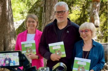 Sieglinde Aberham (KFS Präsidentin) und die Autoren Manuela Unterthiner und Karl Tschurtschenthaler