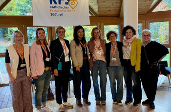 von links nach rechts: Heike Hafner, Astrid Mair, Samantha Endrizzi, Susanna Lechner, Yvonne Thaler, Elisabeth Gabrielli, Silvia Di Panfilo, Beatrix Unterhofer. Foto KFS