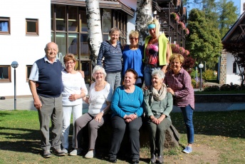 Hildegard Kreiter mit den Teilnehmenden des Erholungsseminares vor dem Haus der Familie.
